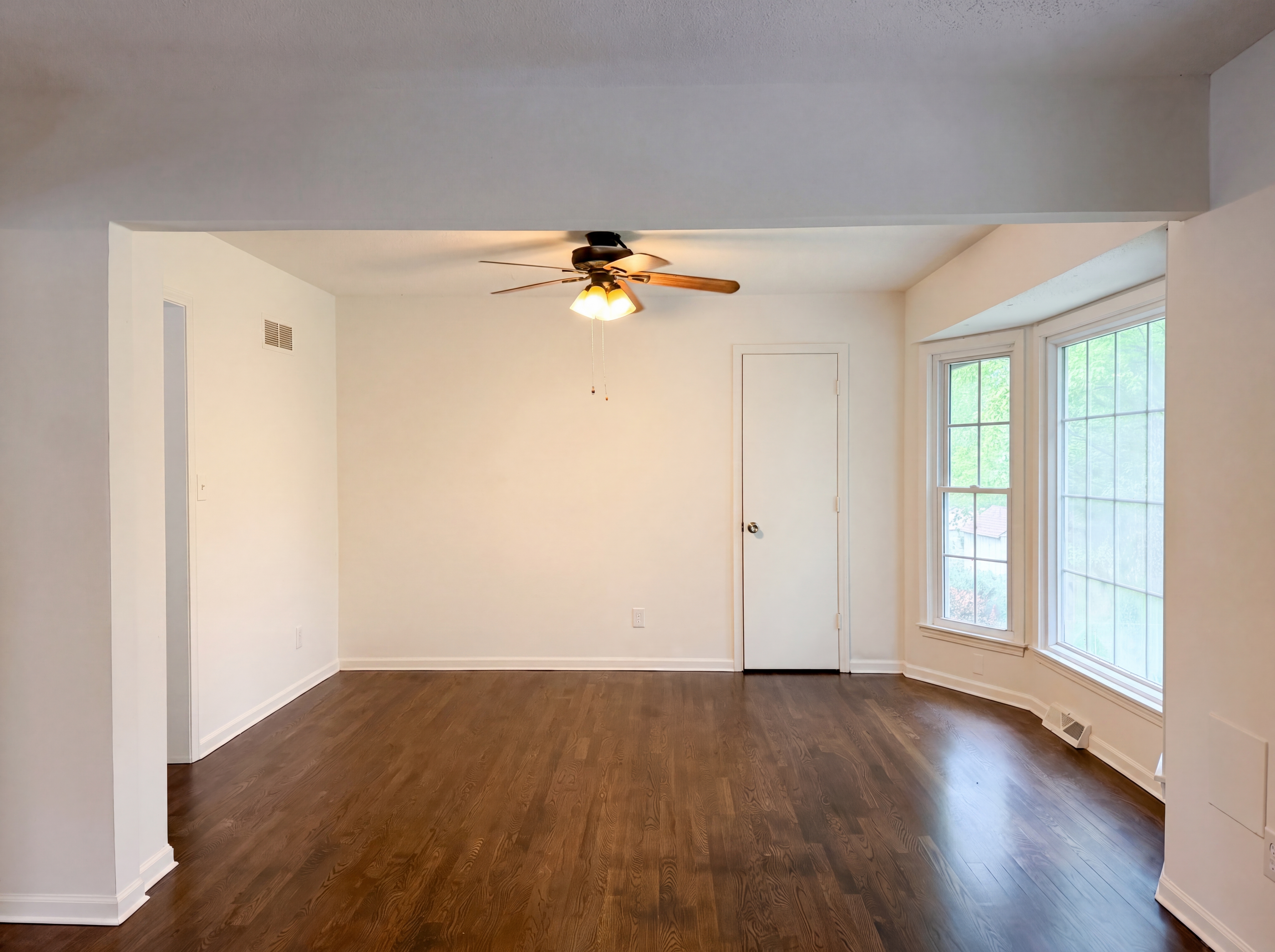 Photo 7 of 20 of 1913 NE Grant Cir, Blue Springs, MO