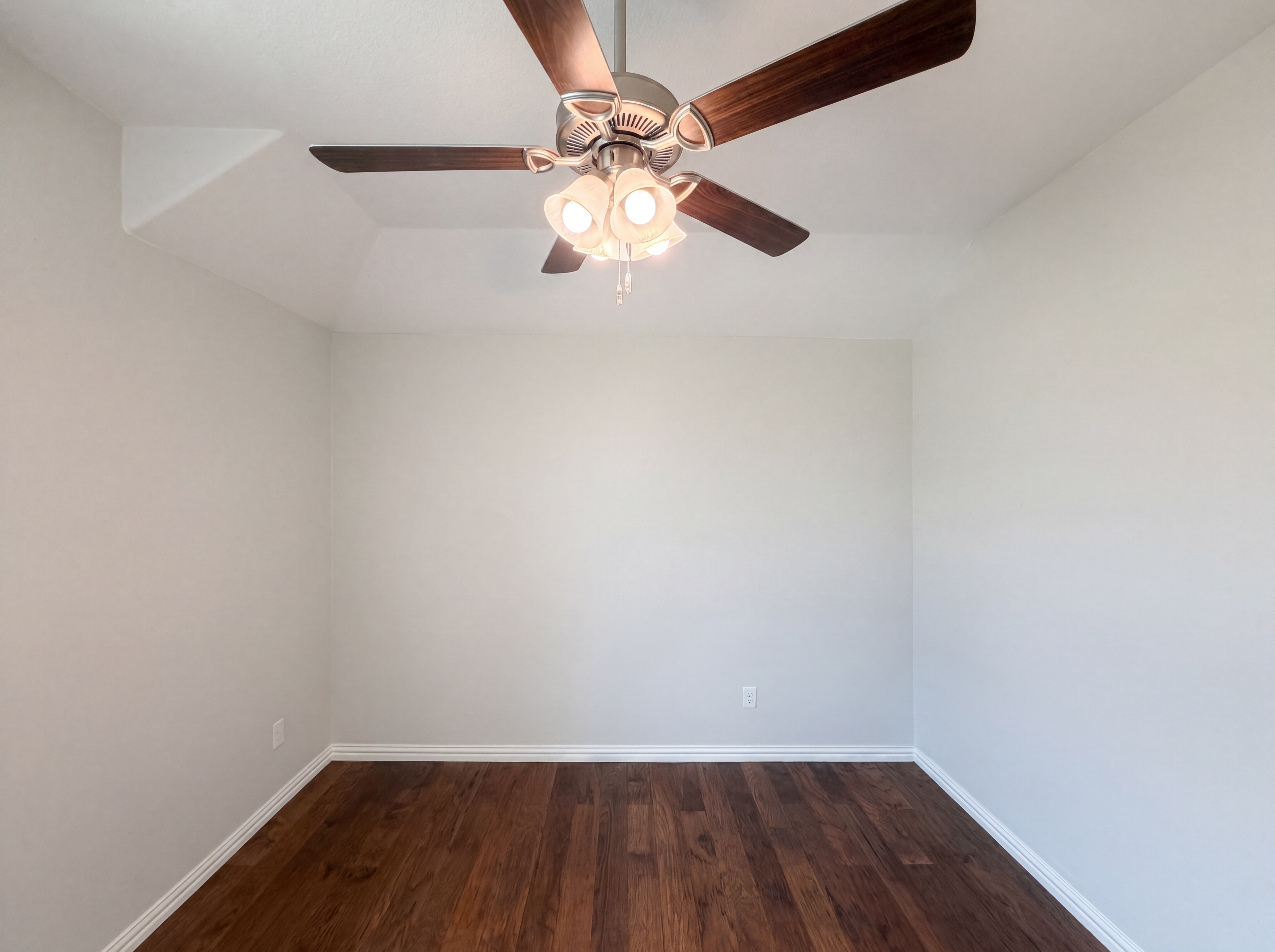 Photo 4 of 20 of 709 Ravenwood Dr, Saginaw, TX