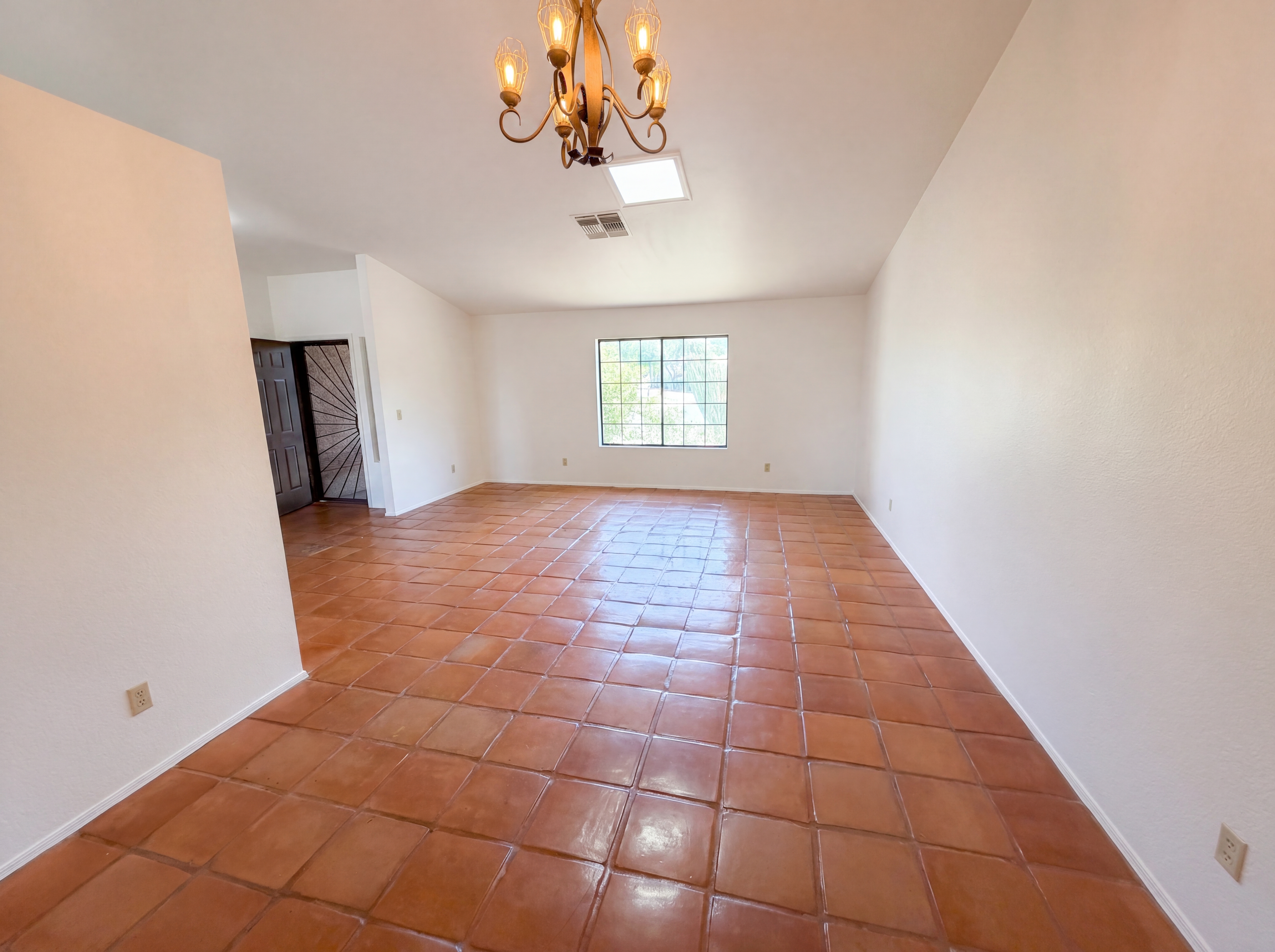 Photo 3 of 21 of 9625 N Broadmede St, Tucson, AZ