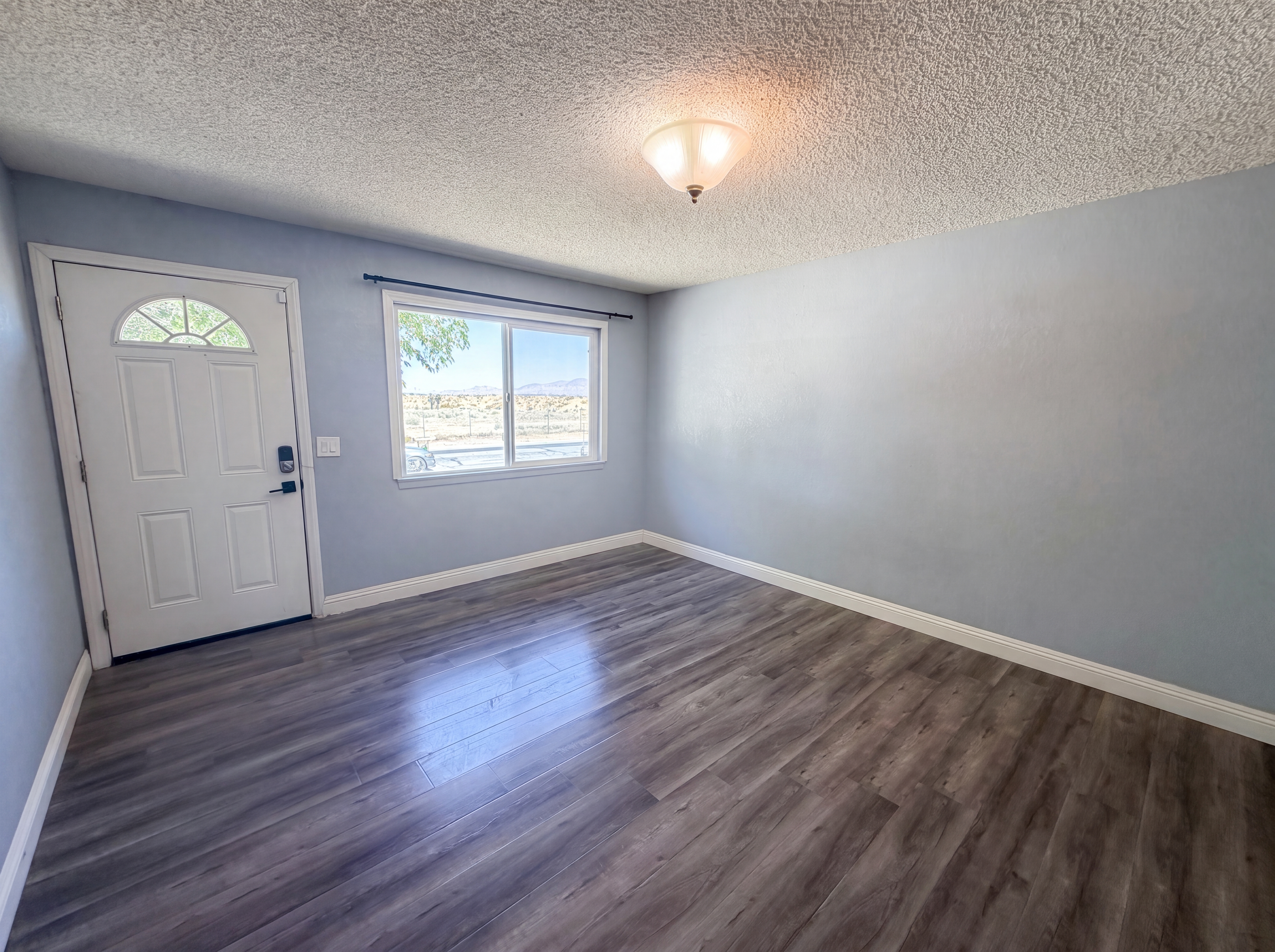Photo 9 of 24 of 15929 La Verida Dr, Victorville, CA