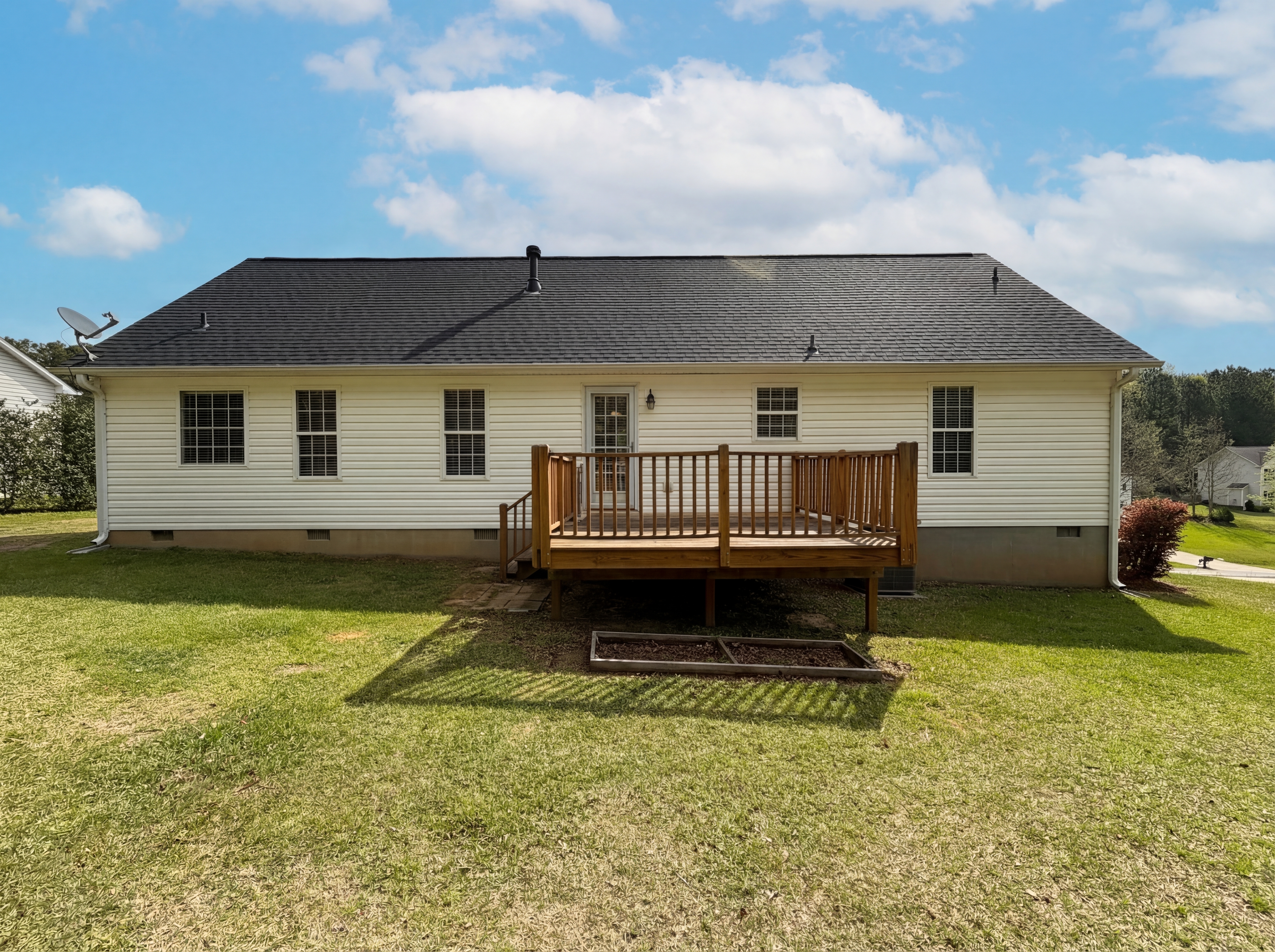 Photo 5 of 16 of 2037 Fairview Ln, Sanford, NC