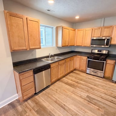 Property photo 2 of 2615 Boulevard Pl