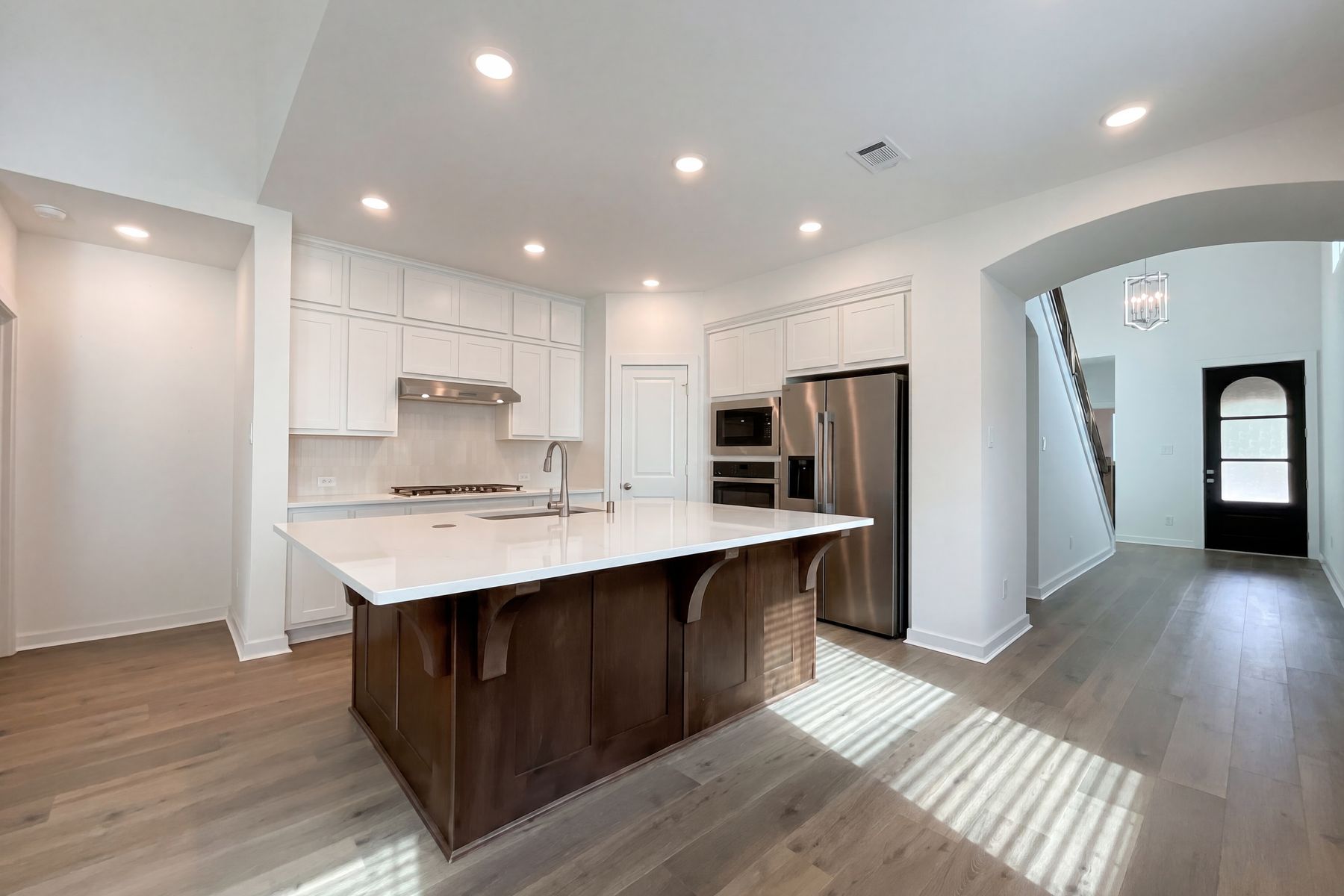 Photo 2 of 19 of 118 Neches Nook Ct, Conroe, TX
