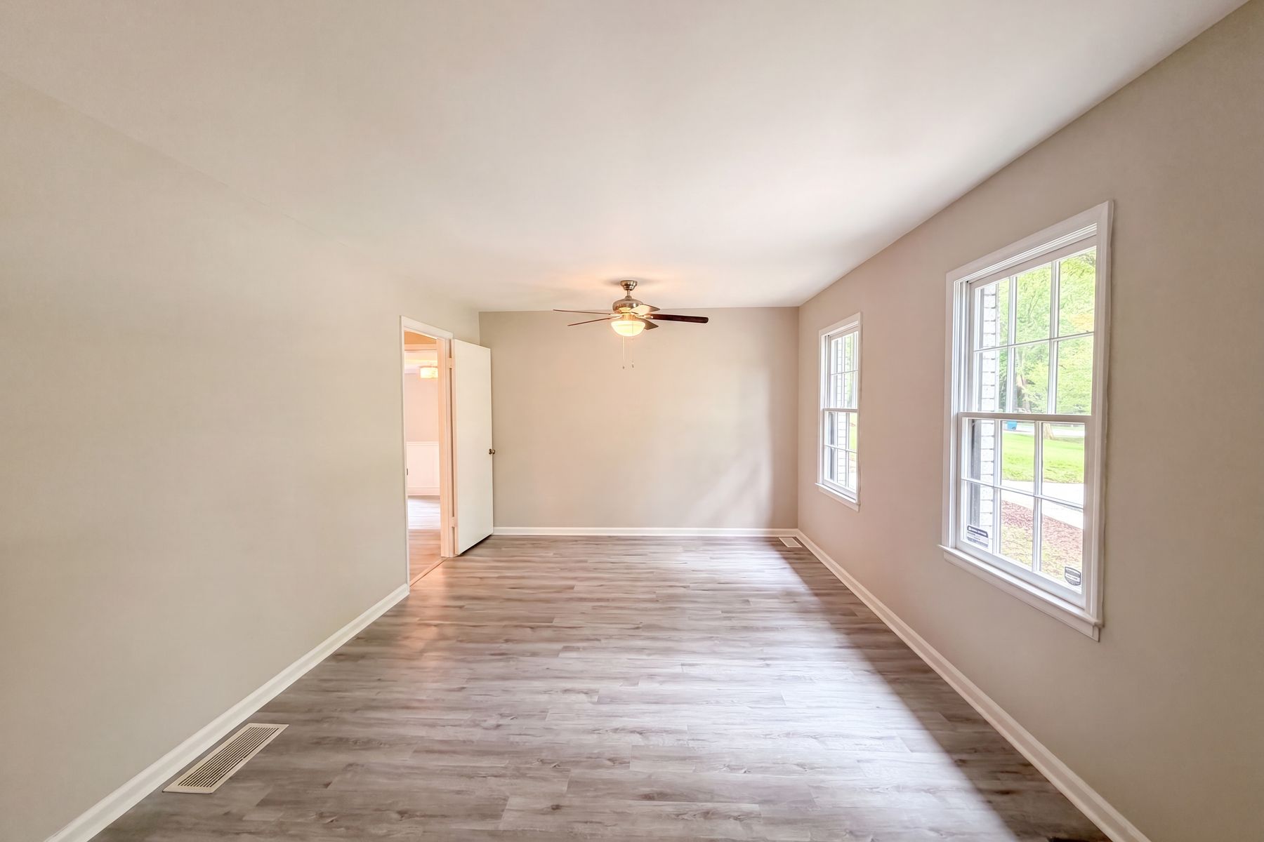 Property photo 3 of 141 Greenbriar Dr