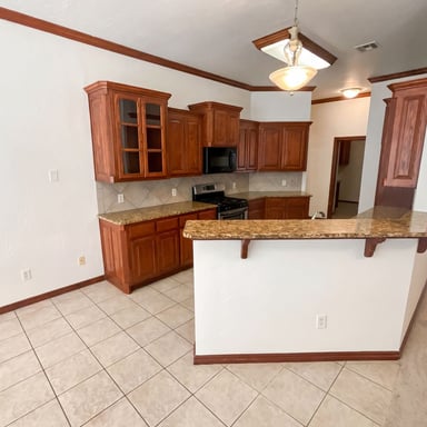 Property photo 2 of 13808 S Robinson Ave