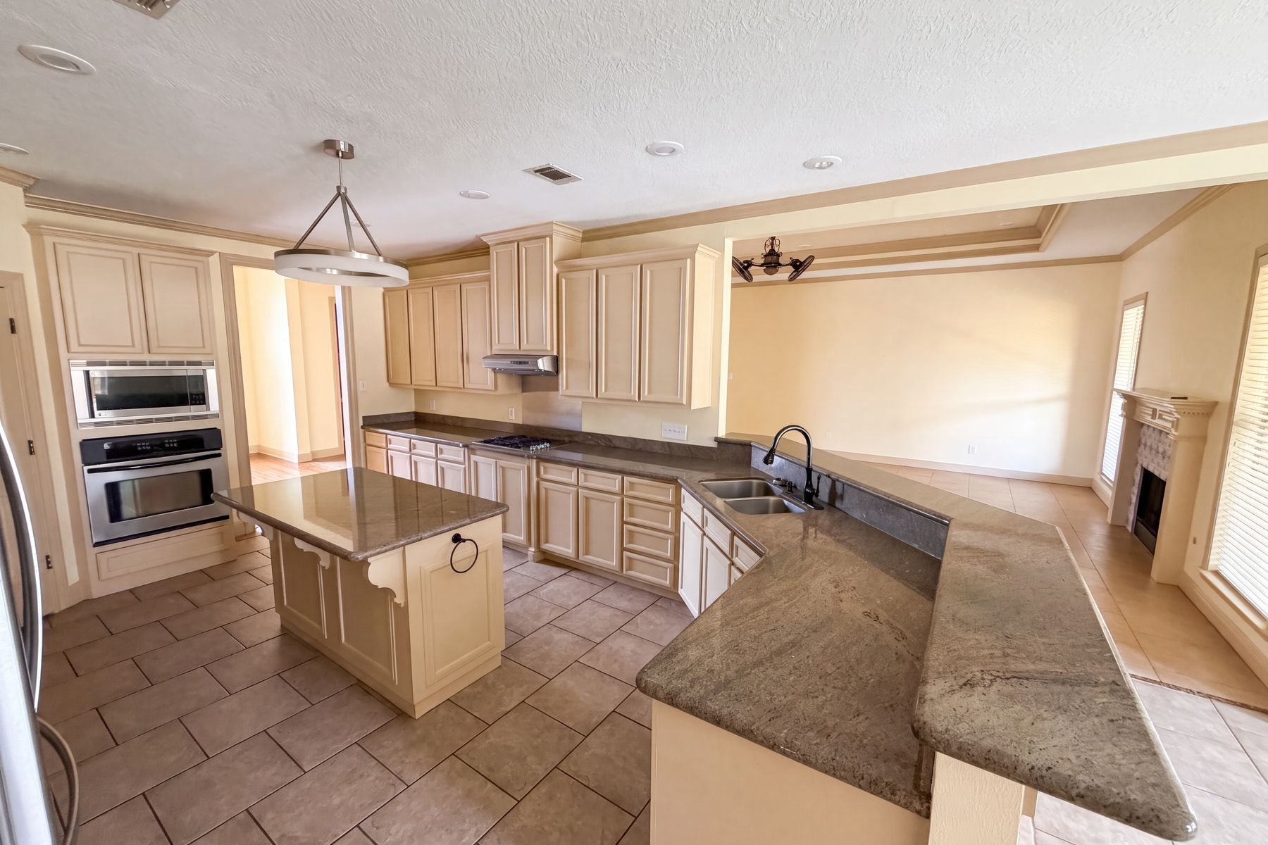Photo 2 of 24 of 7945 Laurelwood St, Beaumont, TX