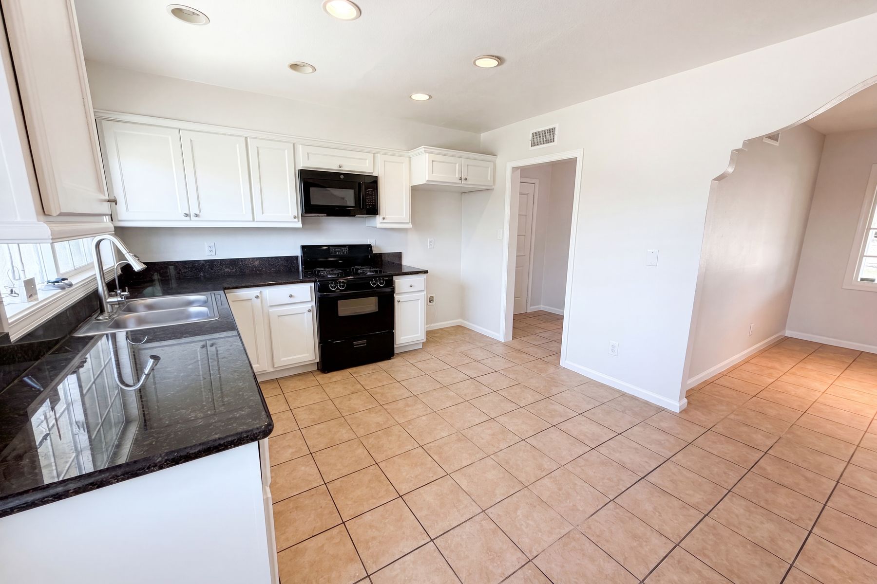 Photo 2 of 17 of 322 E Mariposa Dr, Rialto, CA