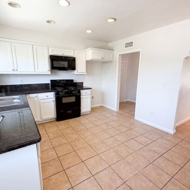 Property photo 2 of 322 E Mariposa Dr
