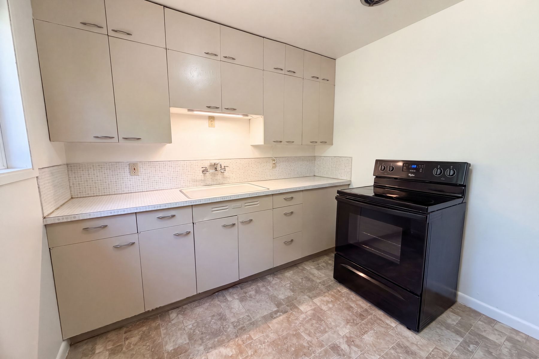 Photo 2 of 16 of 4219 SE Ellis St, Portland, OR