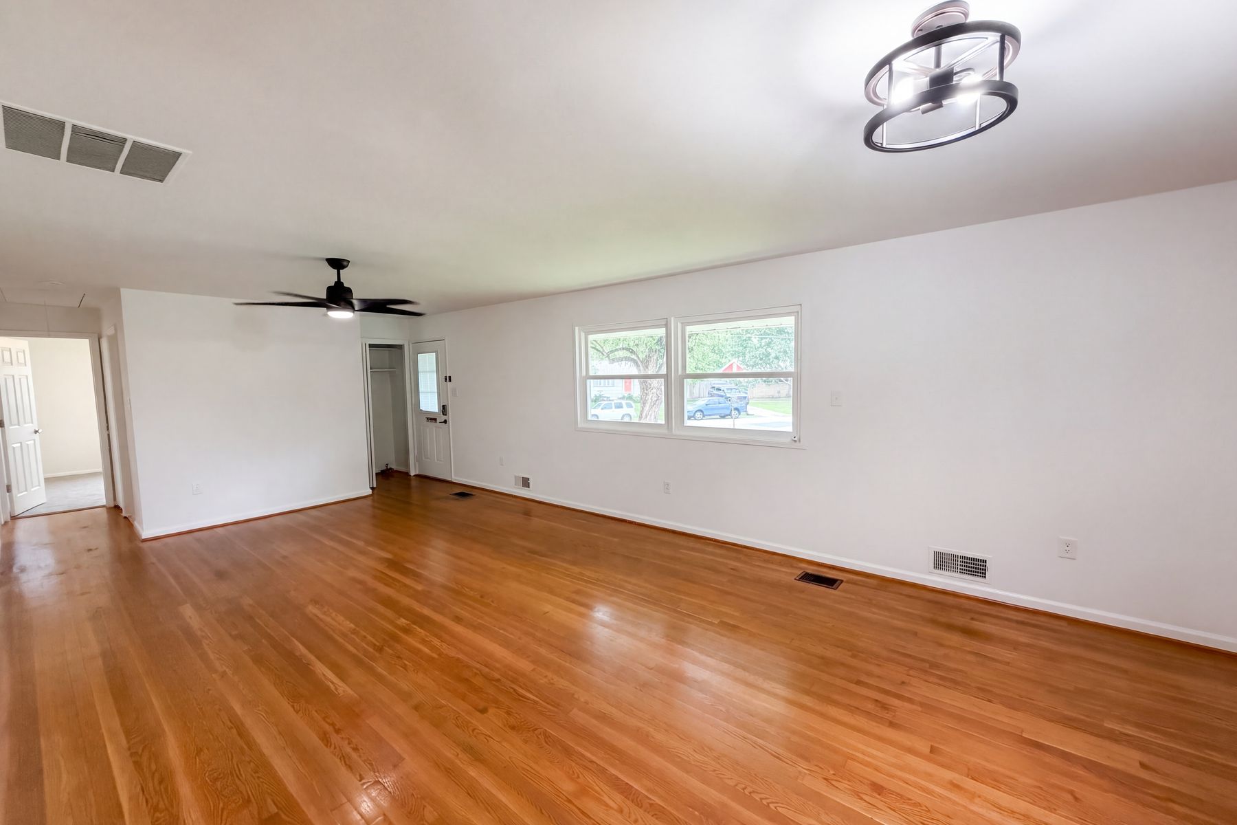 Property photo 3 of 13512 Fitzhugh Ln
