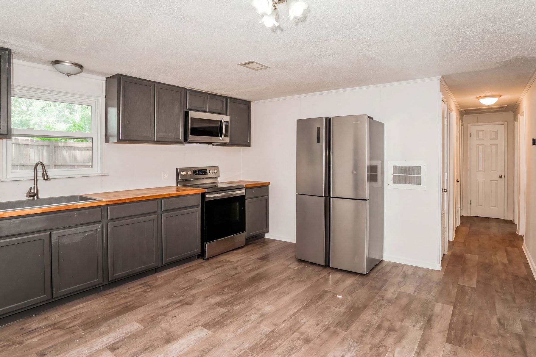 Photo 2 of 41 of 733 Sutton St, Jesup, GA