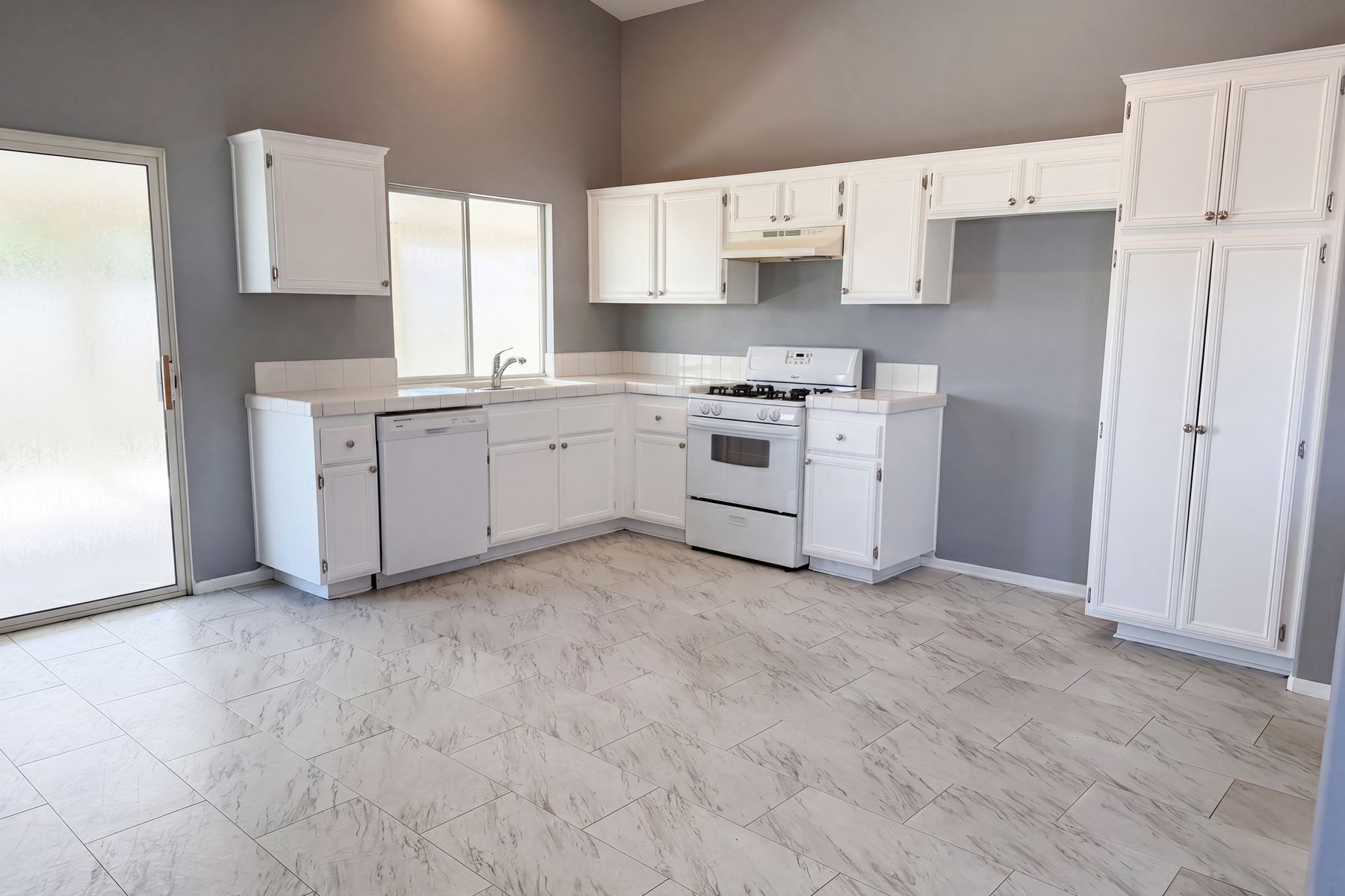 Photo 2 of 18 of 13577 Monterey Way, Victorville, CA