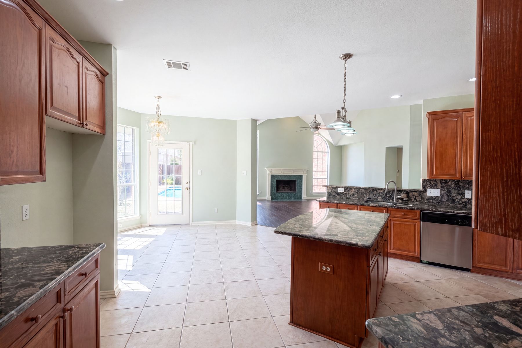 Photo 2 of 22 of 3606 Fairlands Dr, Richardson, TX