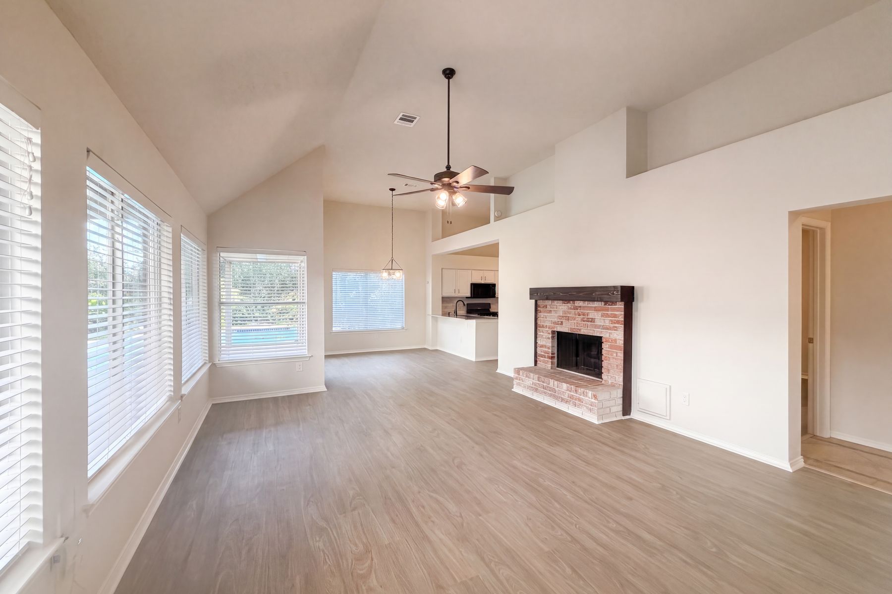 Property photo 3 of 11823 Meadowchase Dr