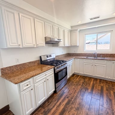 Property photo 2 of 922 W Craig St