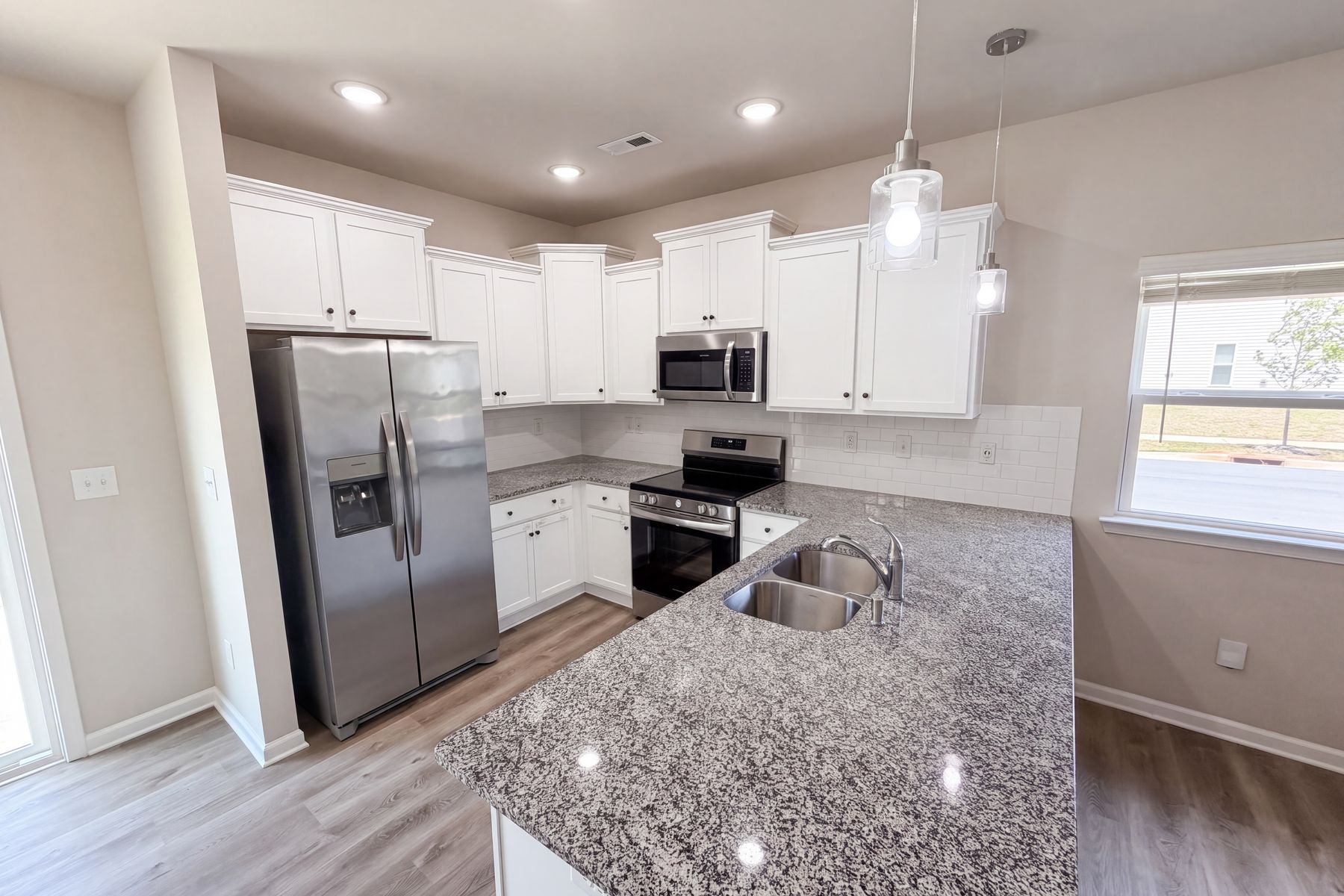 Photo 2 of 25 of 4104 Stoneygreen Ln, Charlotte, NC