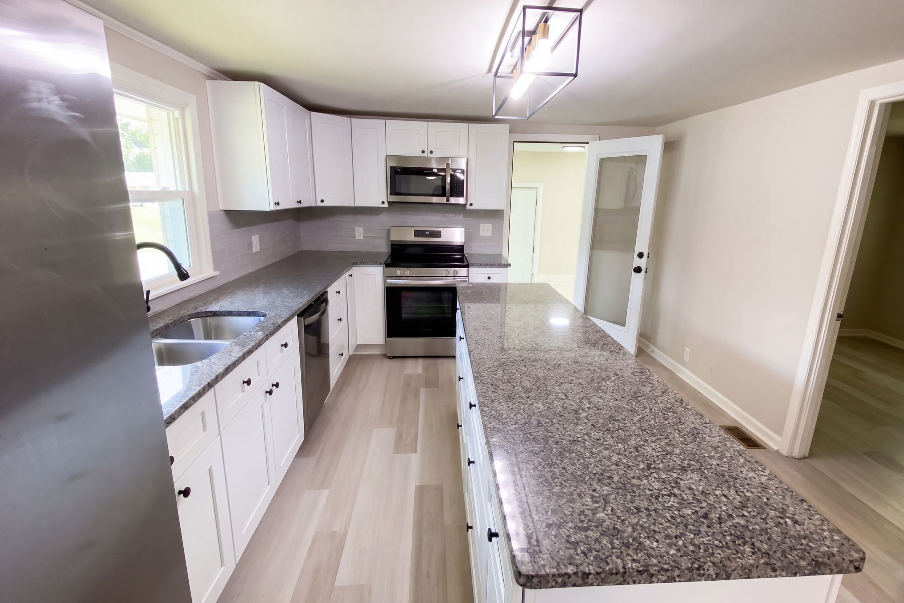 Photo 2 of 32 of 630 S Lee St, Batesburg, SC