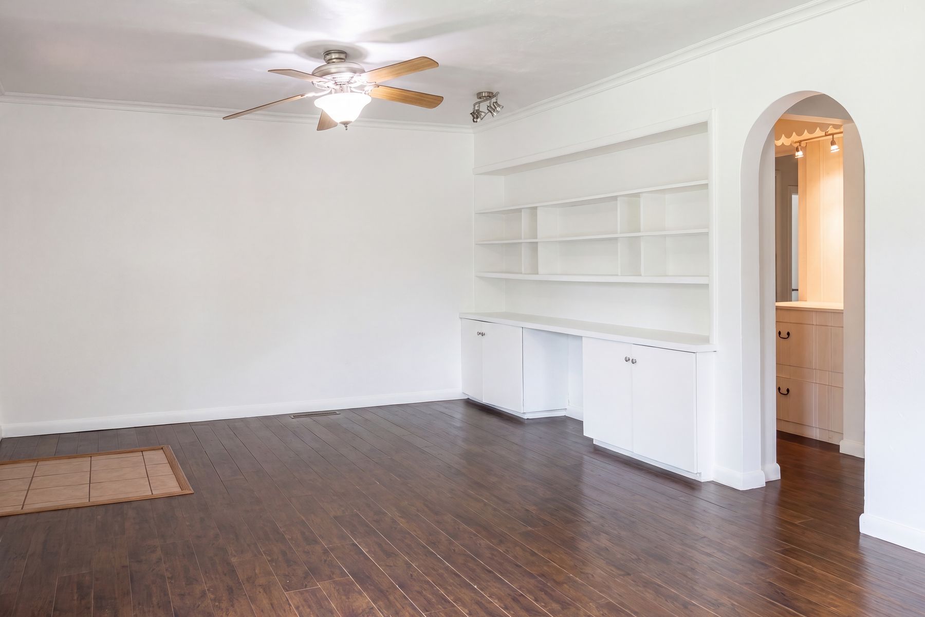 Property photo 3 of 818 W Rush St