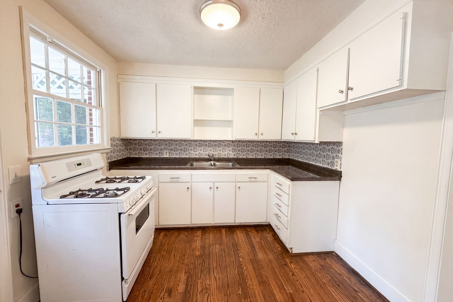 Photo 2 of 17 of 1901 Glenwood Rd, Columbia, SC