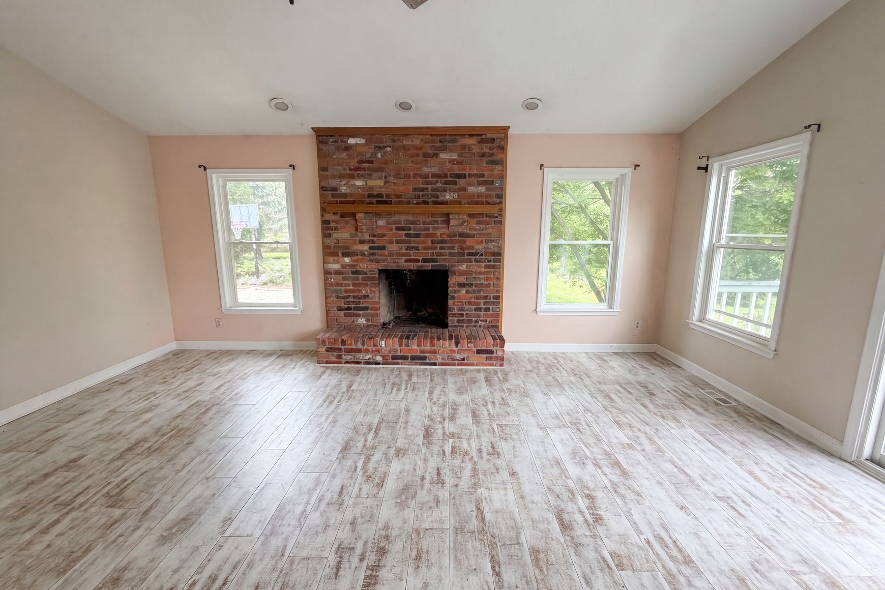 Property photo 3 of 6536 Mountview Ct