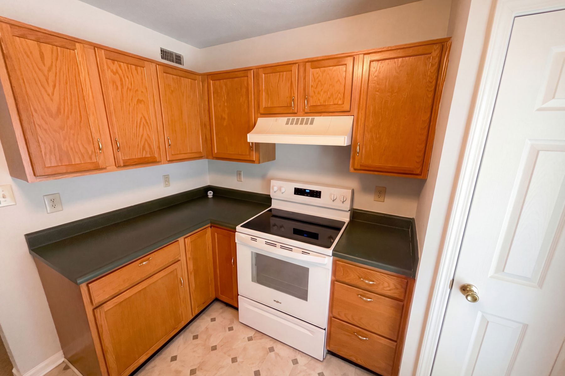 Photo 2 of 24 of 4925 Pembridge Dr, Indianapolis, IN