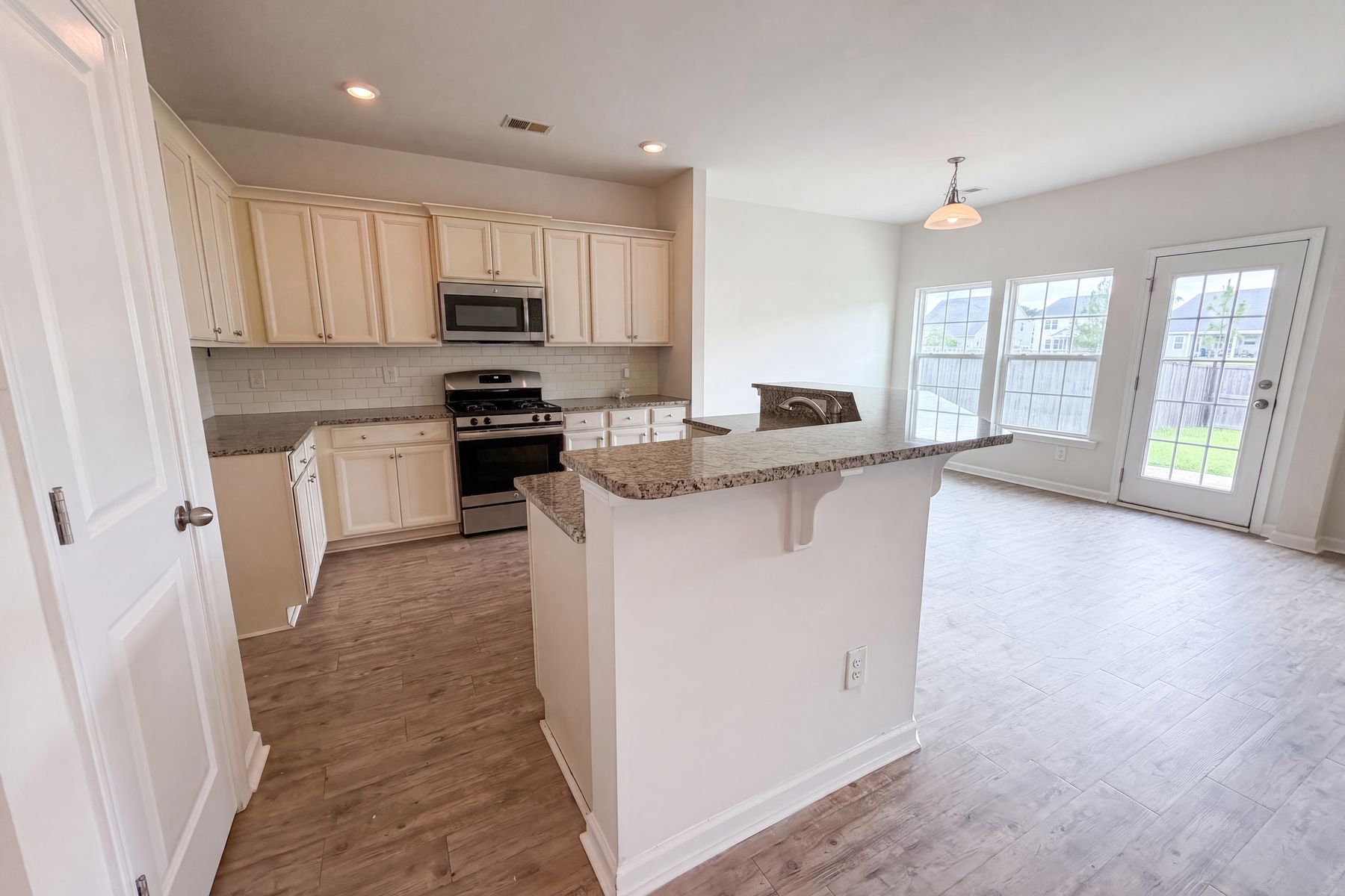 Photo 2 of 21 of 747 Redbud Ln, Summerville, SC