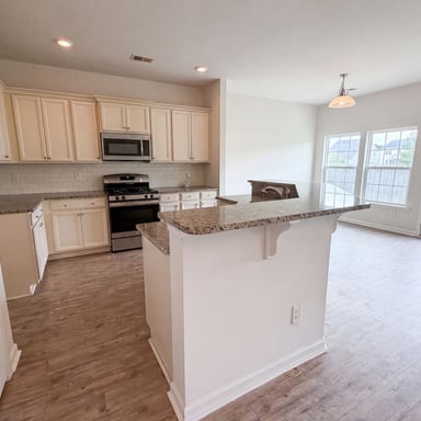 Property photo 2 of 747 Redbud Ln
