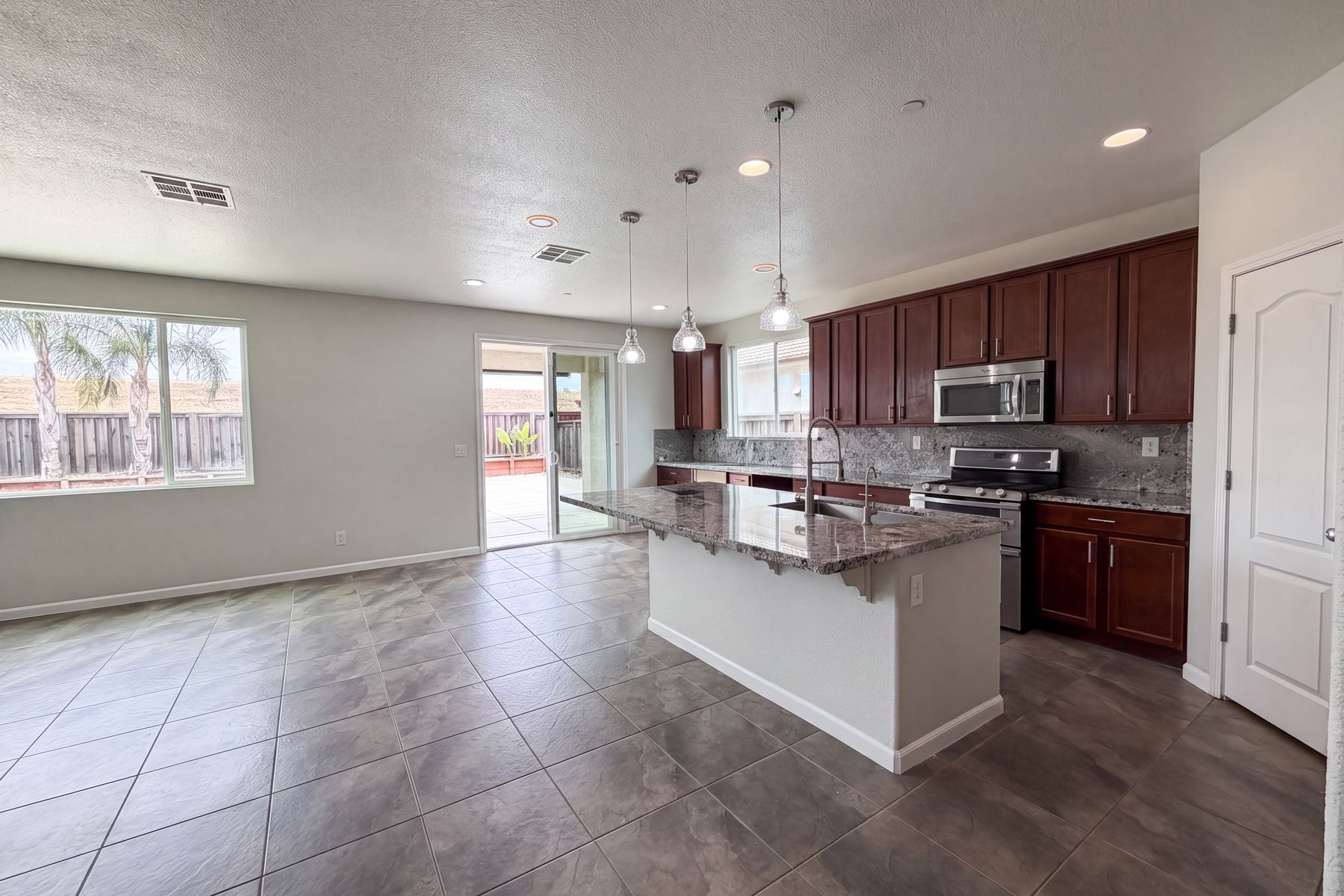 Photo 2 of 32 of 1519 Sycamore Dr, Oakley, CA