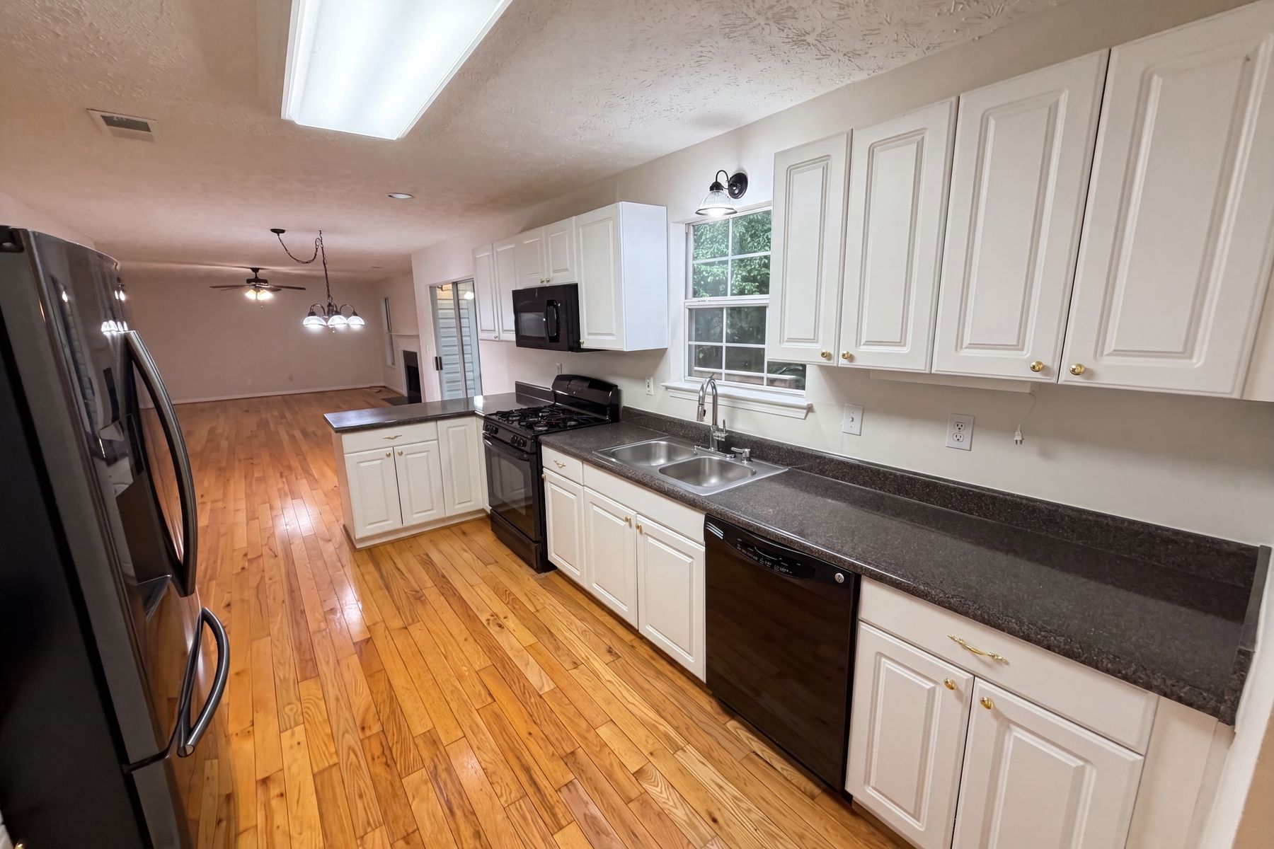 Photo 2 of 50 of 1800 Ivy Stone Ct, Buford, GA