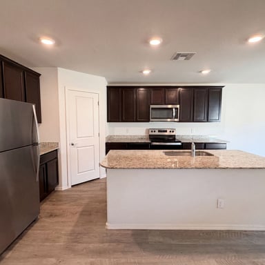 Property photo 2 of 482 W Whitetail Dr