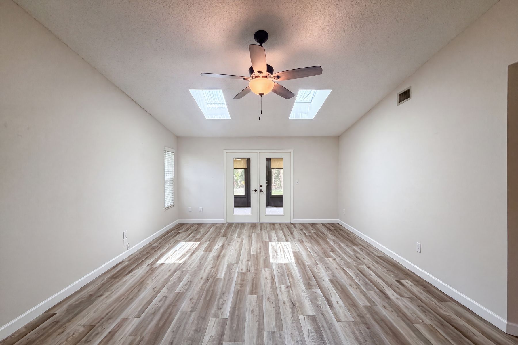 Property photo 3 of 228 Bob White Ct