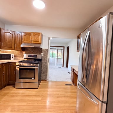 Property photo 2 of 35115 University St