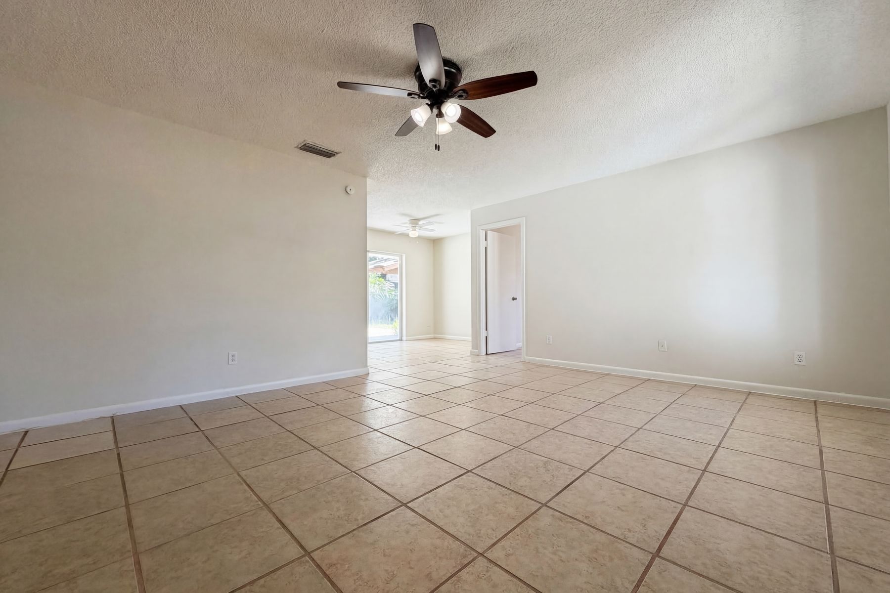Property photo 3 of 909 Winchester Ct