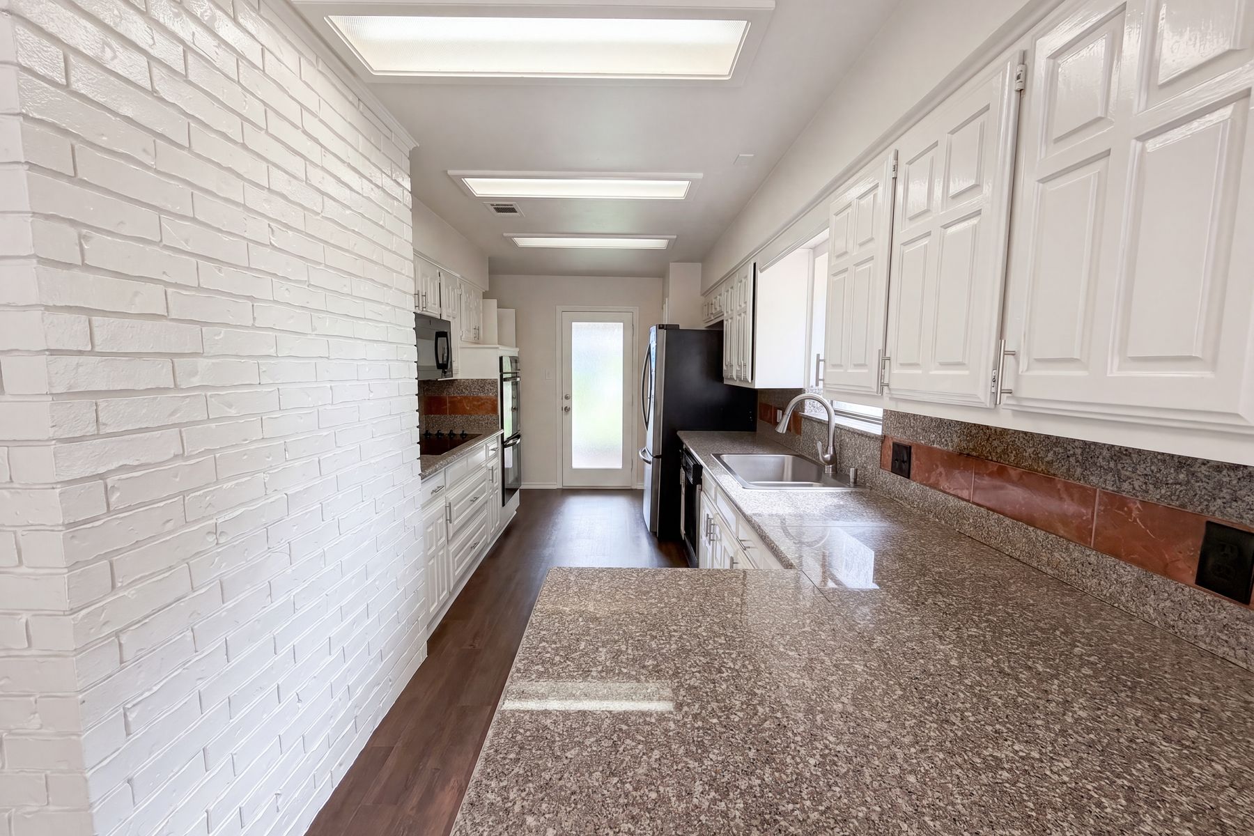 Photo 2 of 20 of 722 S Forest Ln, Duncanville, TX