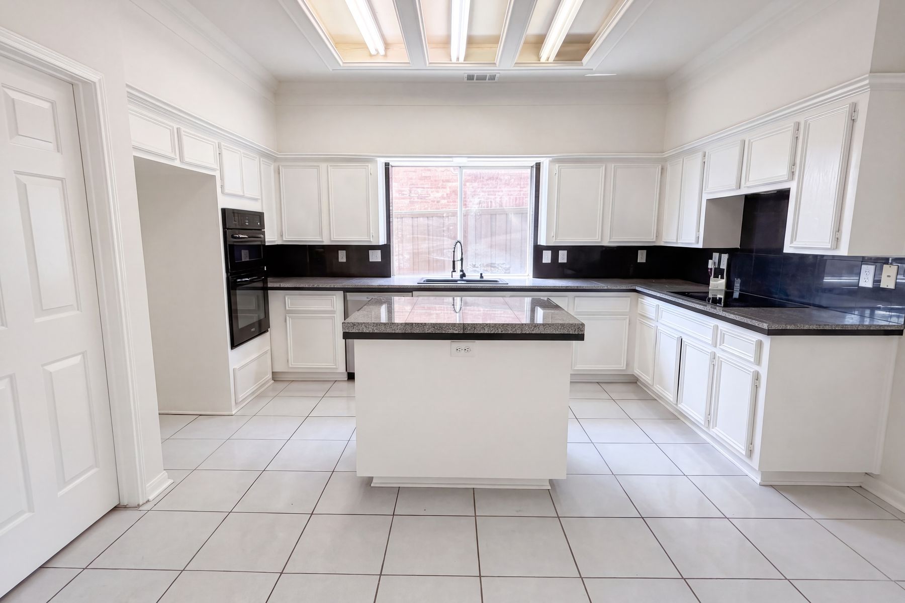 Photo 2 of 26 of 1231 Jeanette Way, Carrollton, TX