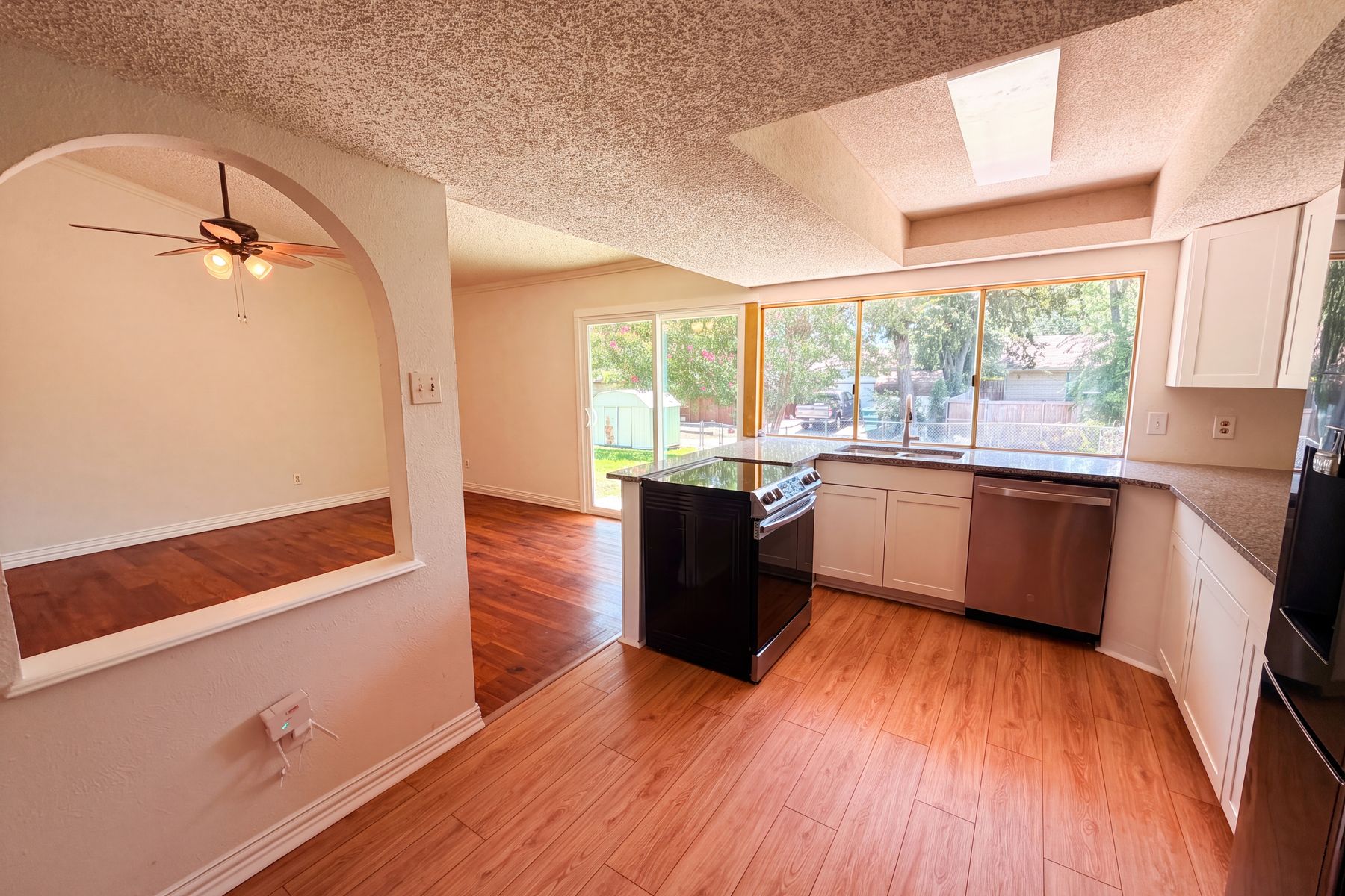 Photo 2 of 18 of 414 Meadowhill Dr, Garland, TX