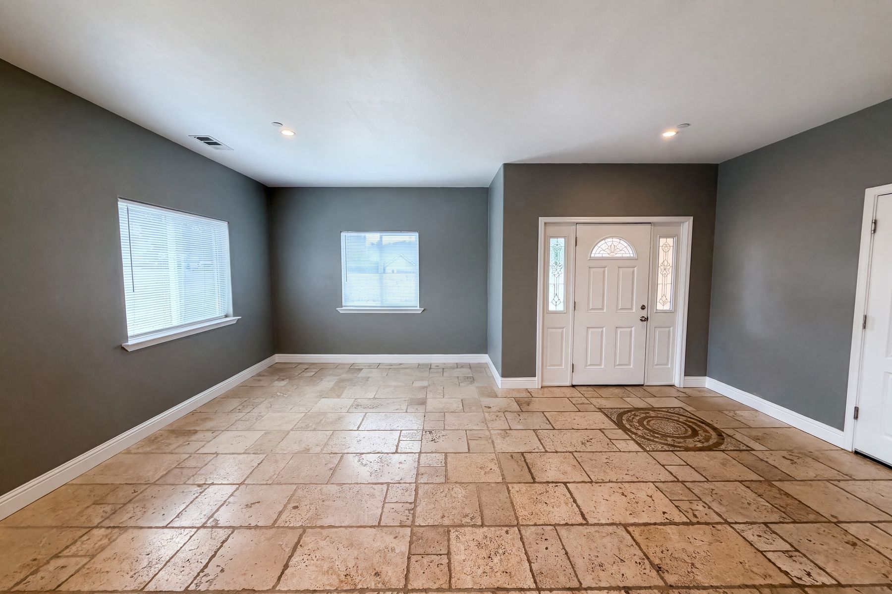 Property photo 3 of 257 Sutter Crst W