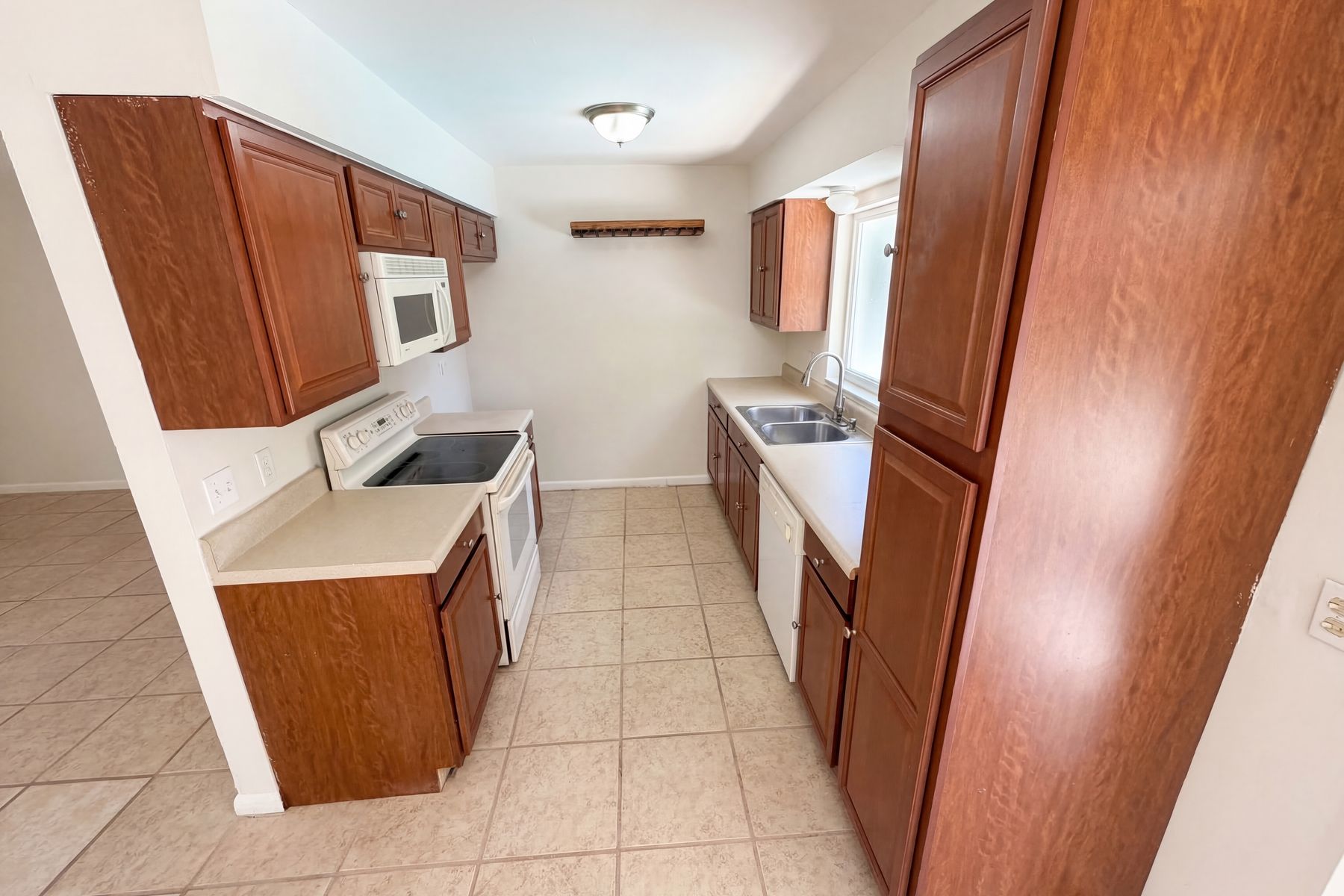 Photo 2 of 24 of 909 Winchester Ct, Brandon, FL