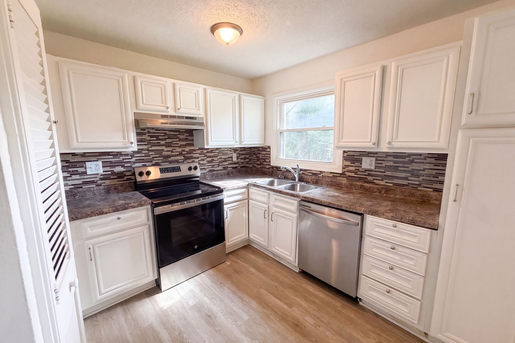 Photo 2 of 22 of 11121 Herrick Ave, Kansas City, MO