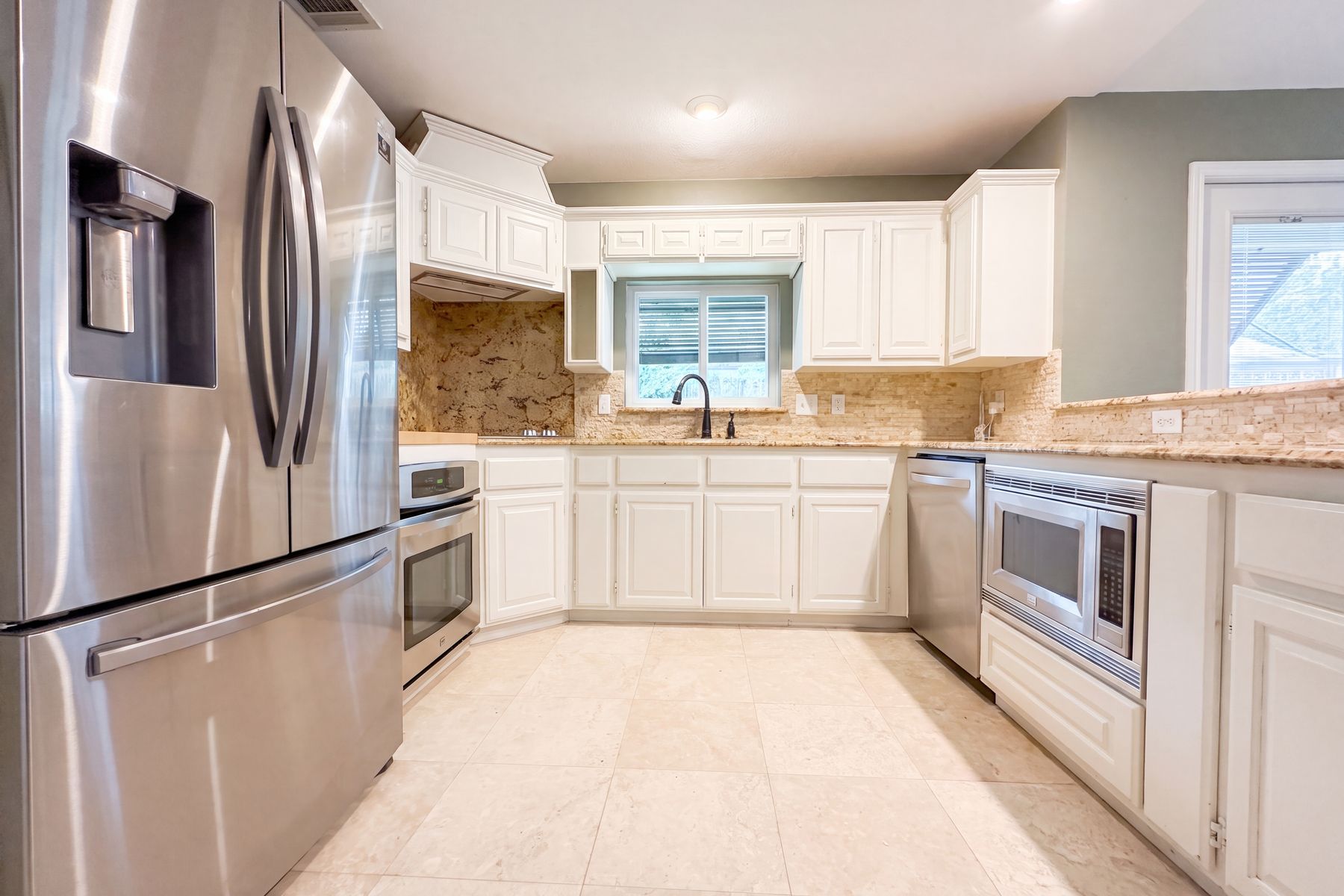 Photo 2 of 18 of 1416 Willow Wood Dr, Carrollton, TX