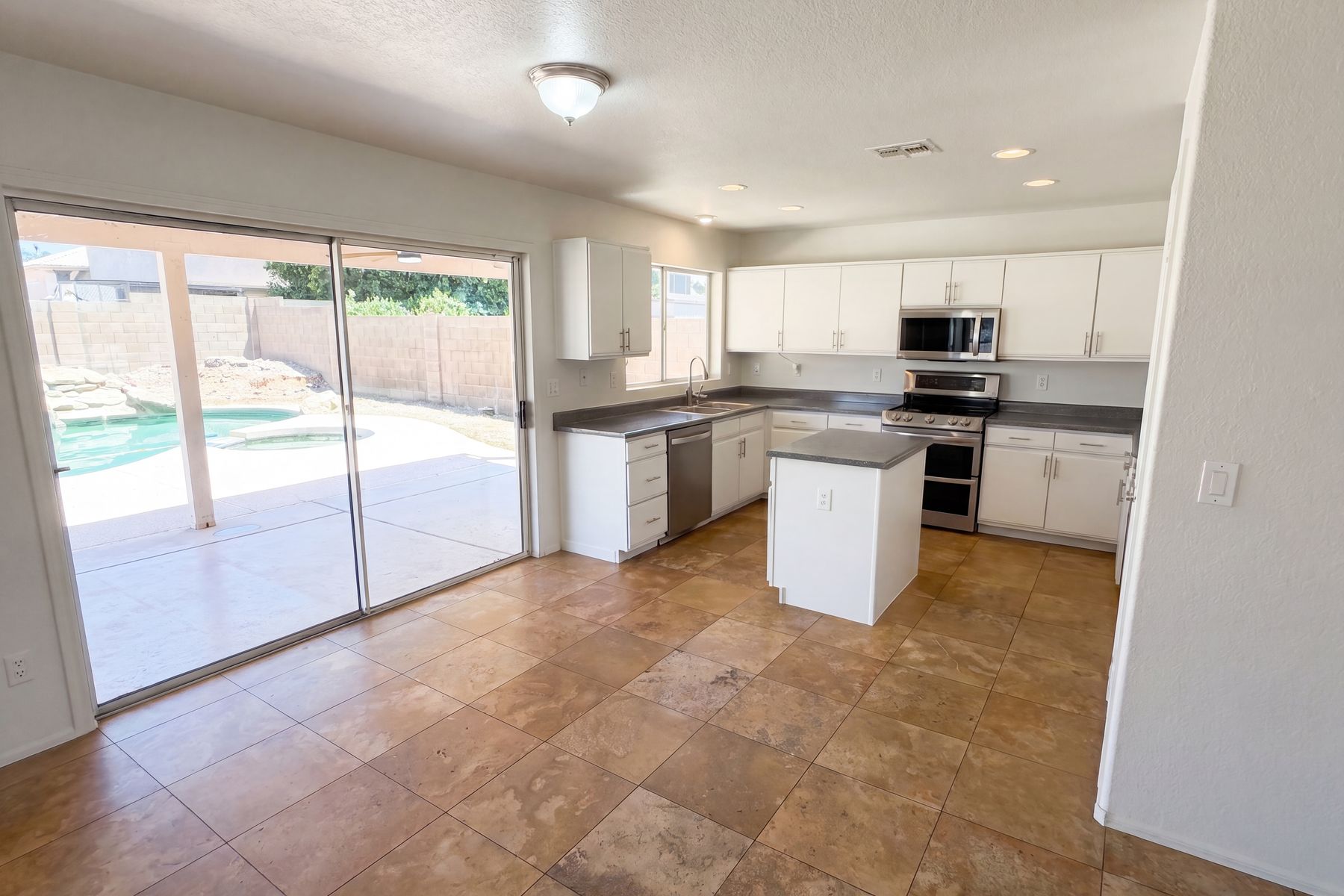 Photo 2 of 29 of 10860 W Lone Cactus Dr, Peoria, AZ
