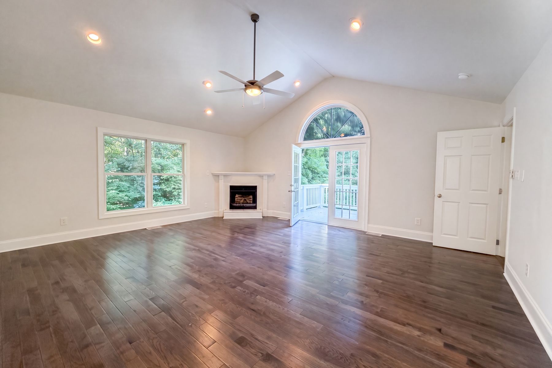 Property photo 3 of 502 Live Oaks Ct