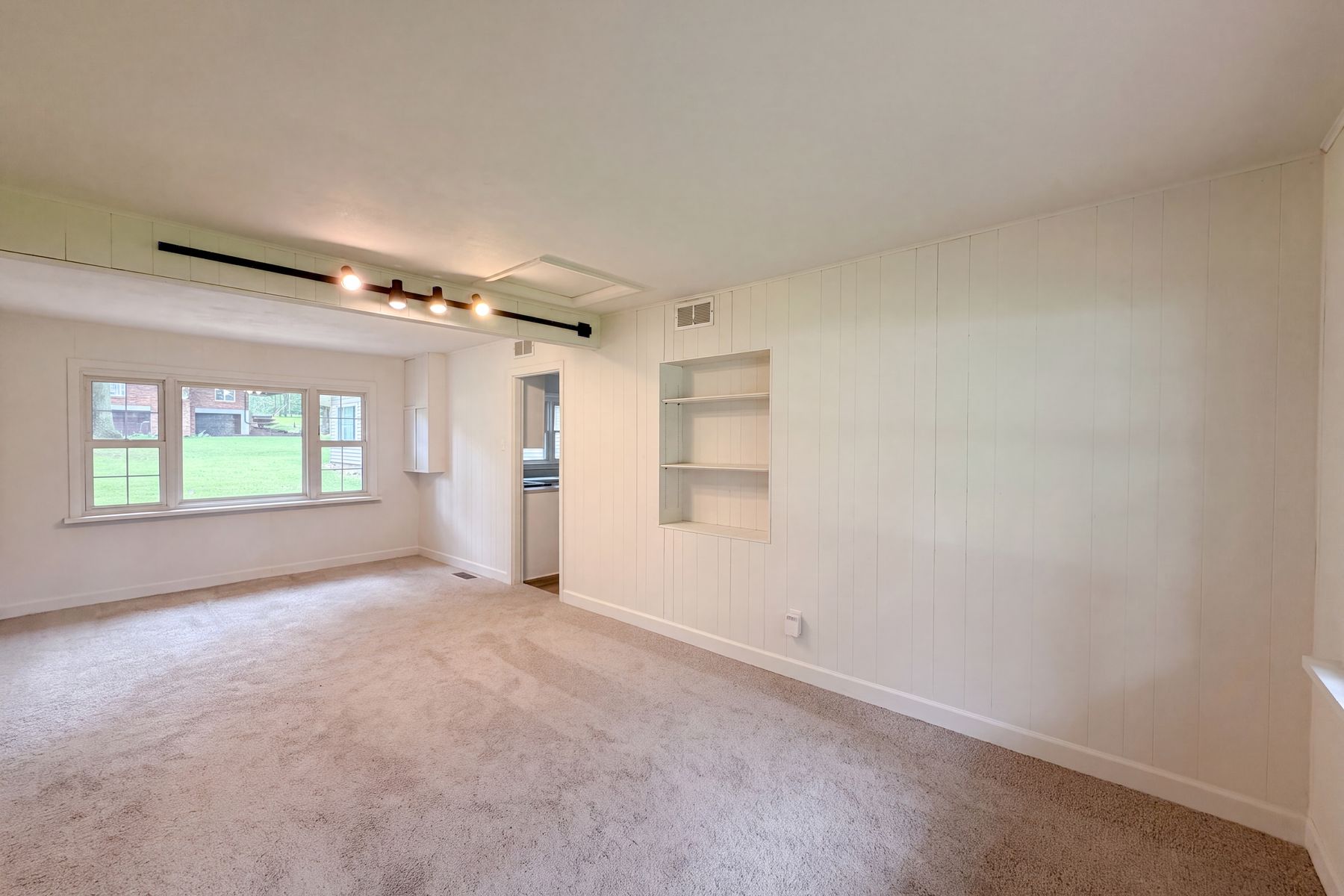 Property photo 3 of 925 Woodcrest Ln