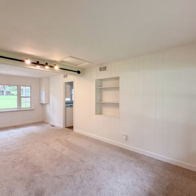Property photo 3 of 925 Woodcrest Ln