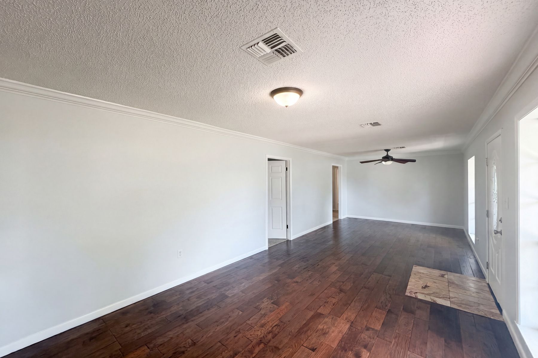 Property photo 3 of 613 4th St NE