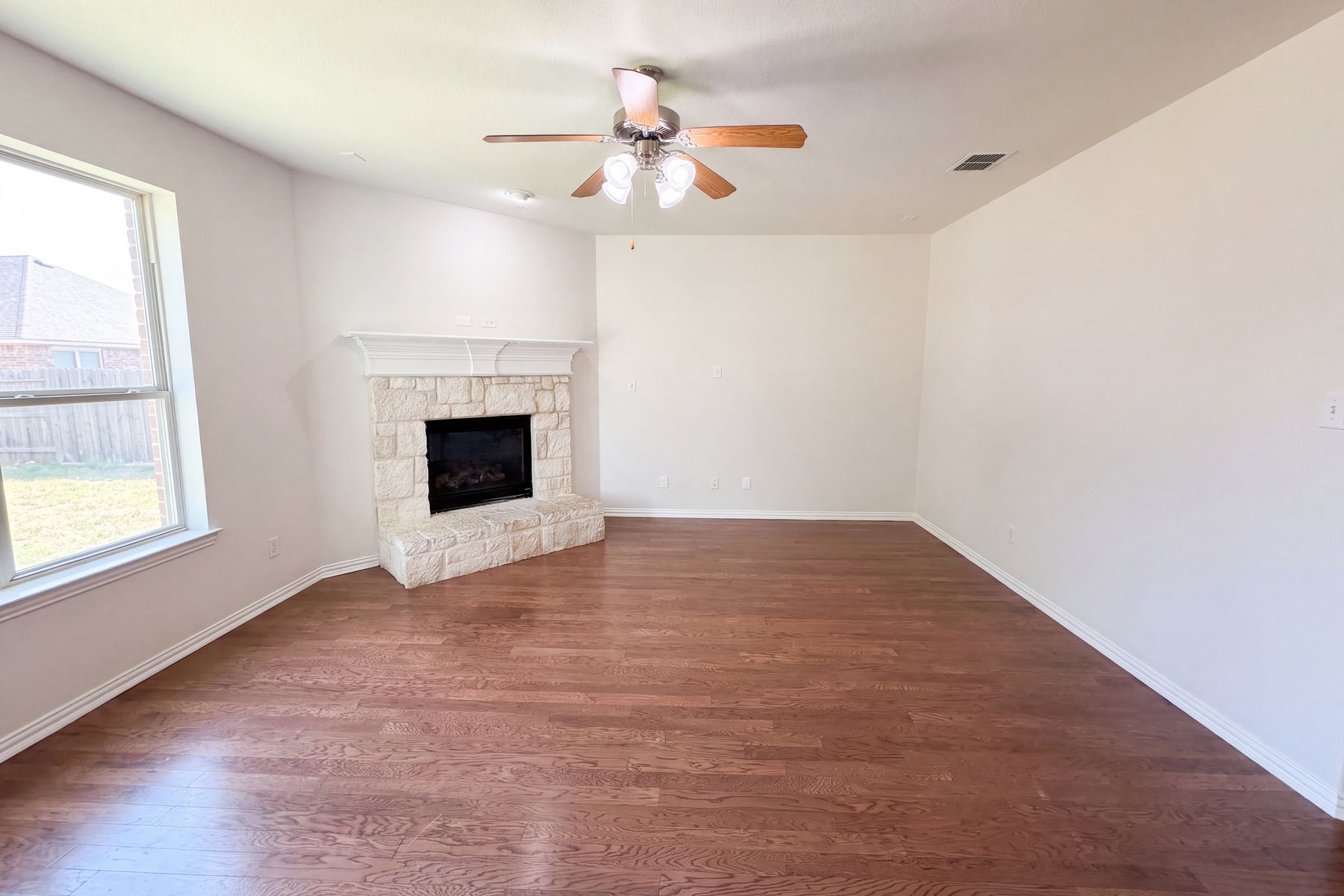 Property photo 3 of 1421 Sparrow Dr