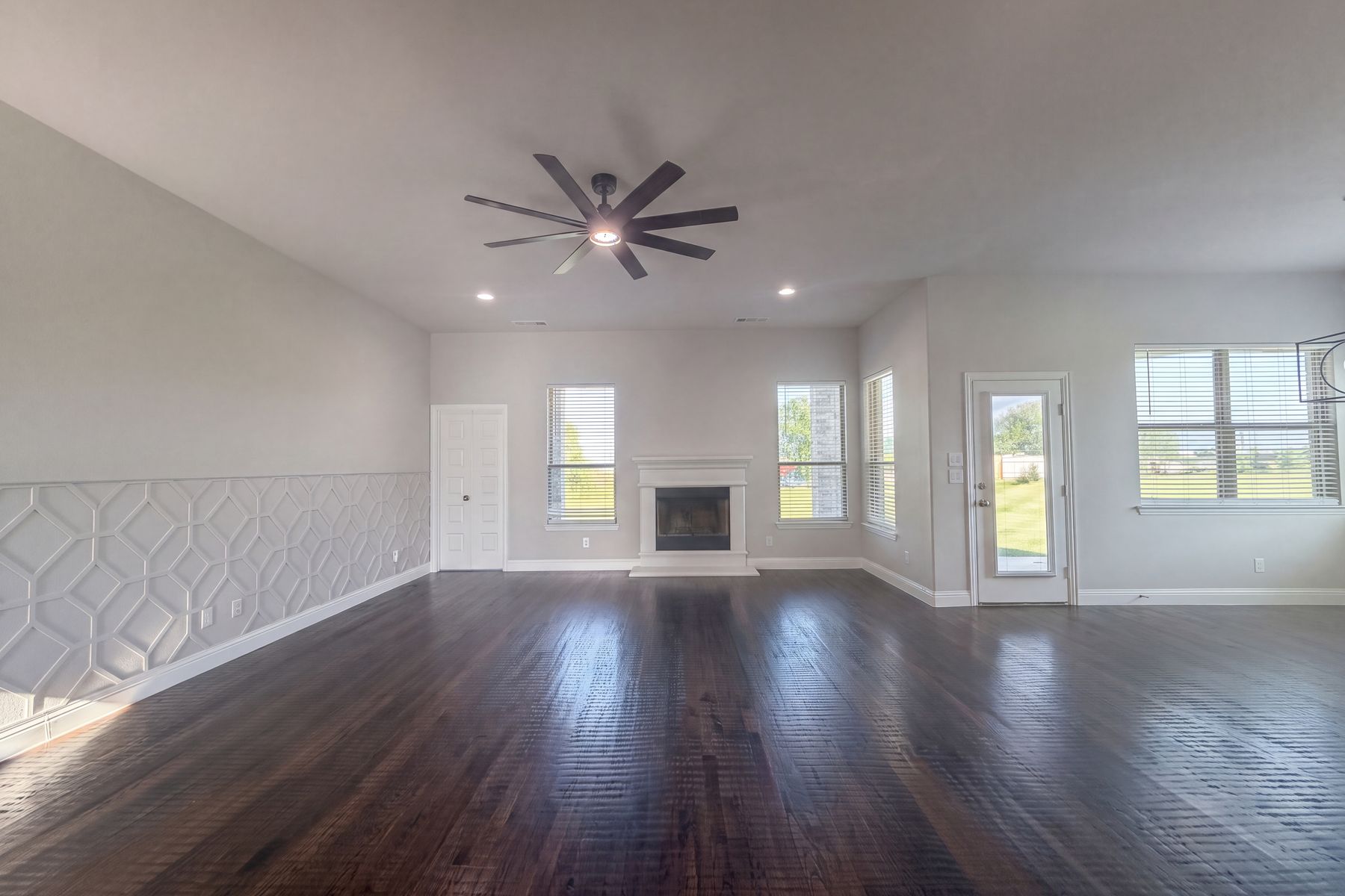 Property photo 3 of 1208 Redbud St