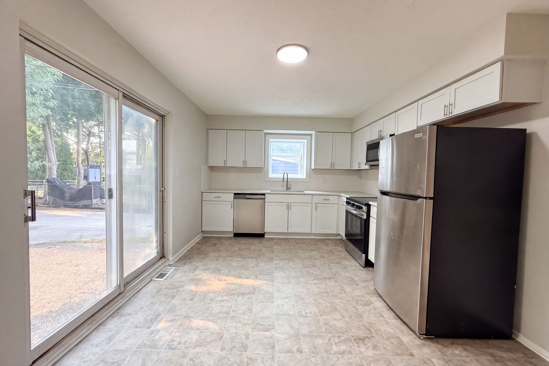 Photo 2 of 23 of 14743 Ronnie Ln, Livonia, MI