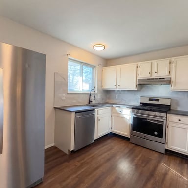 Property photo 2 of 27 Glenna Dr