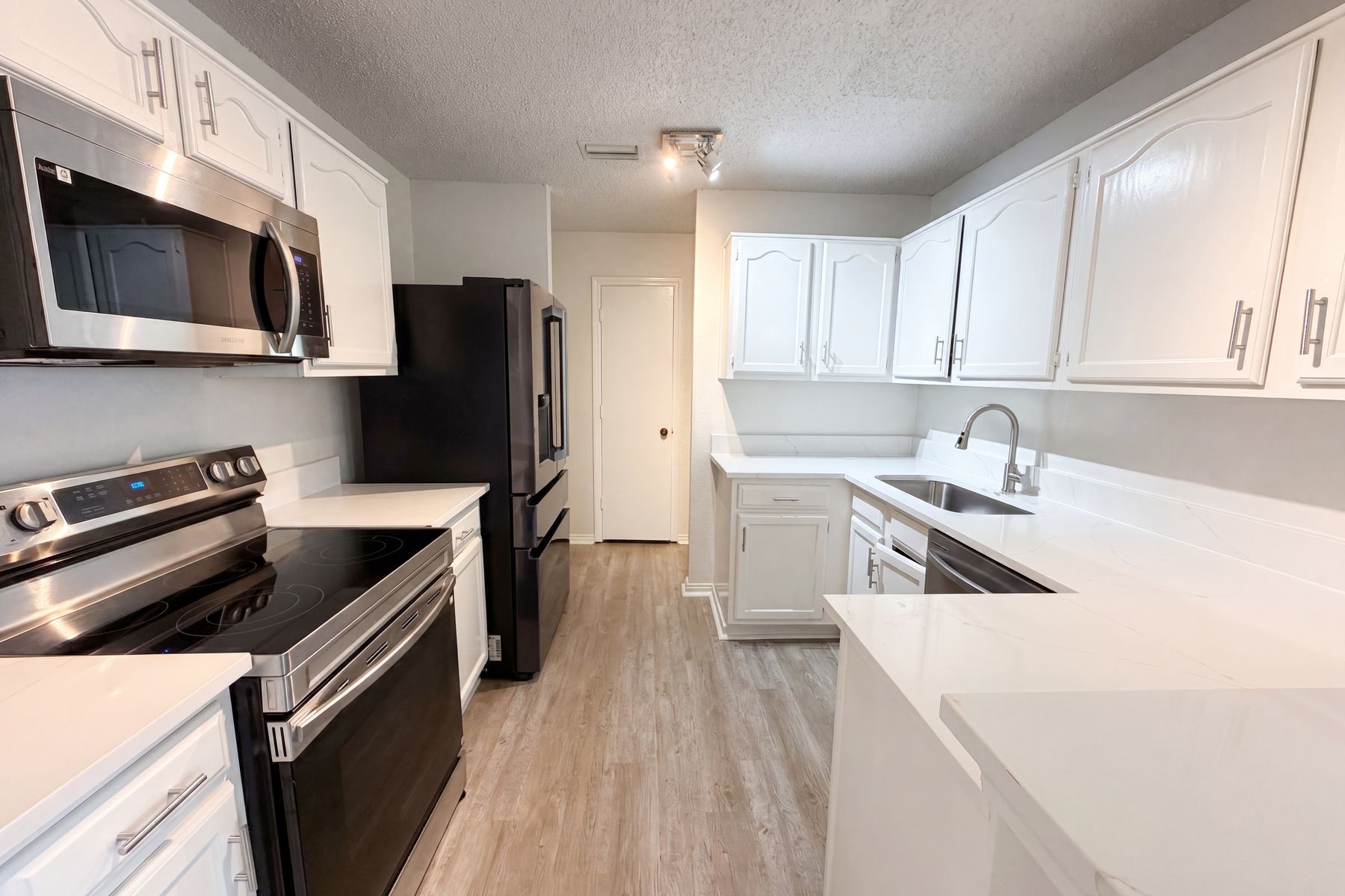 Photo 2 of 16 of 1319 Oak Run Dr, Duncanville, TX